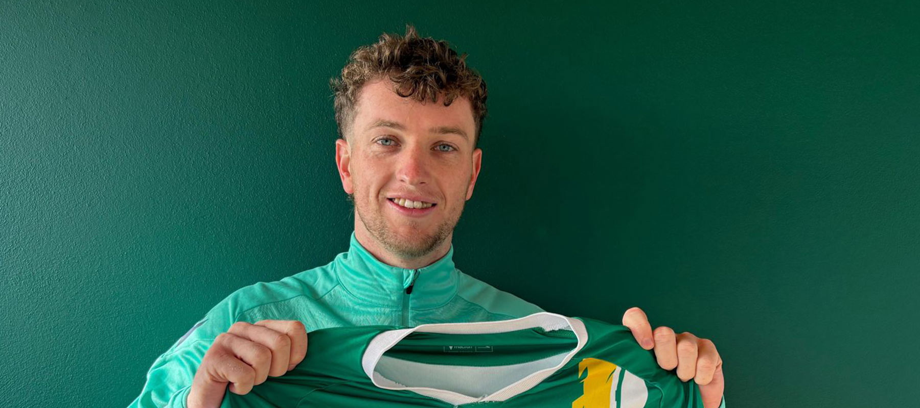 Cian Bargary signs for the Kingdom